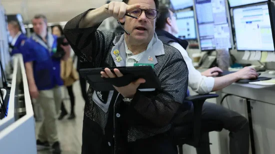 尾盘：三大股指本周均将录得跌幅