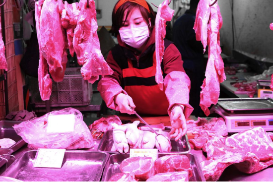 猪市崩了，跌破10元/公斤！“猪王”牧原股份季度利润缩水九成，董事长年薪连涨2年