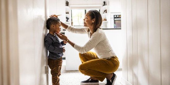 在美国养育一名子女至成年的花费已超30万美元